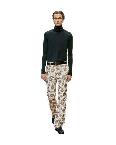Pantalon brodé Givenchy homme, collection automne-hiver 2024, inspiré d’un imprimé créé en 1955.