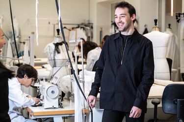 Benjamin, l’apprenti brodeur, avec les couturières dans l’atelier haute couture de Givenchy.