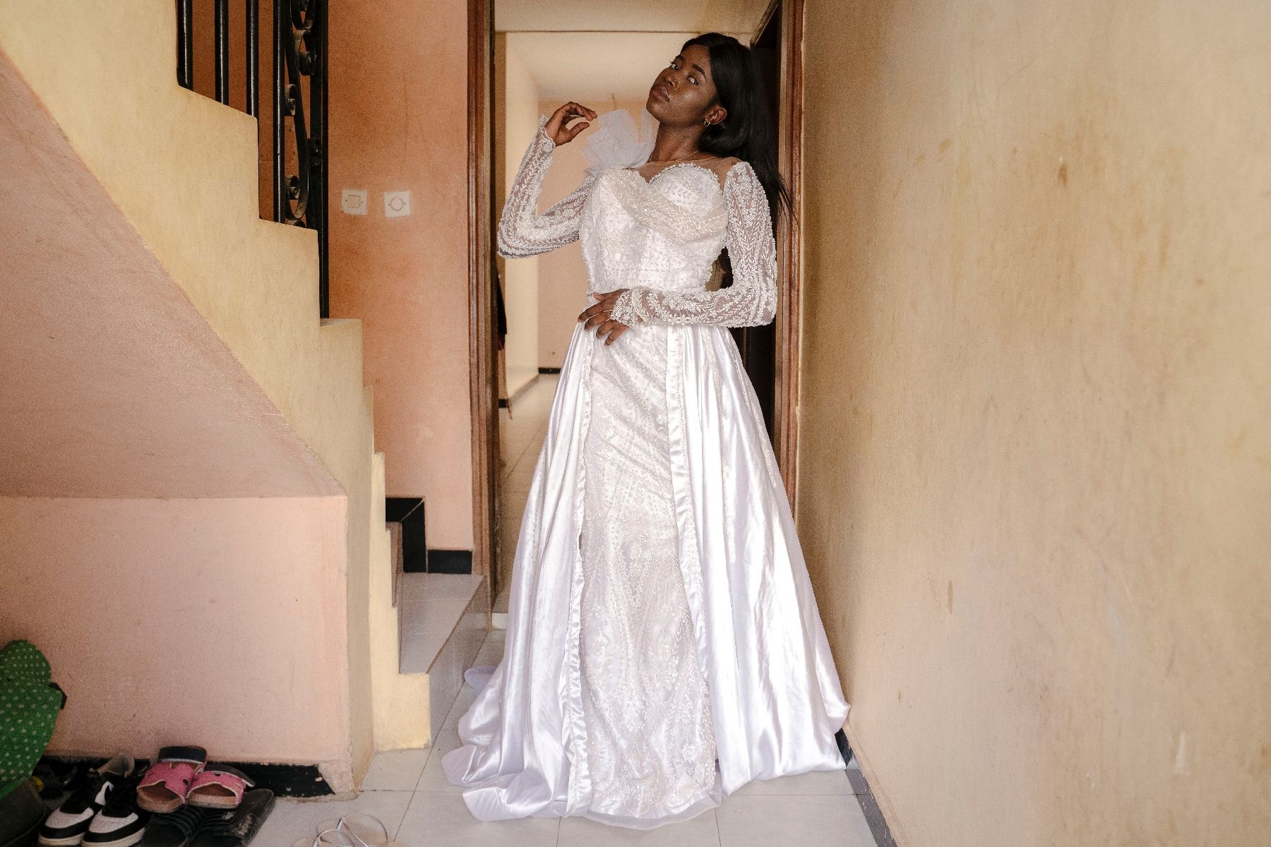 Une femme en robe de mariée dans une boutique de seconde main à Rufisque, dans la banlieue de Dakar, le 6 juin 2024 au Sénégal
